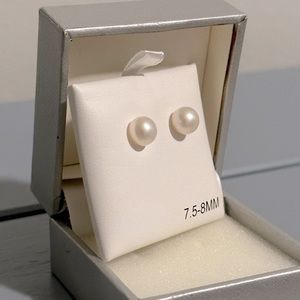 Cultured pearl stud earrings 7.5mm